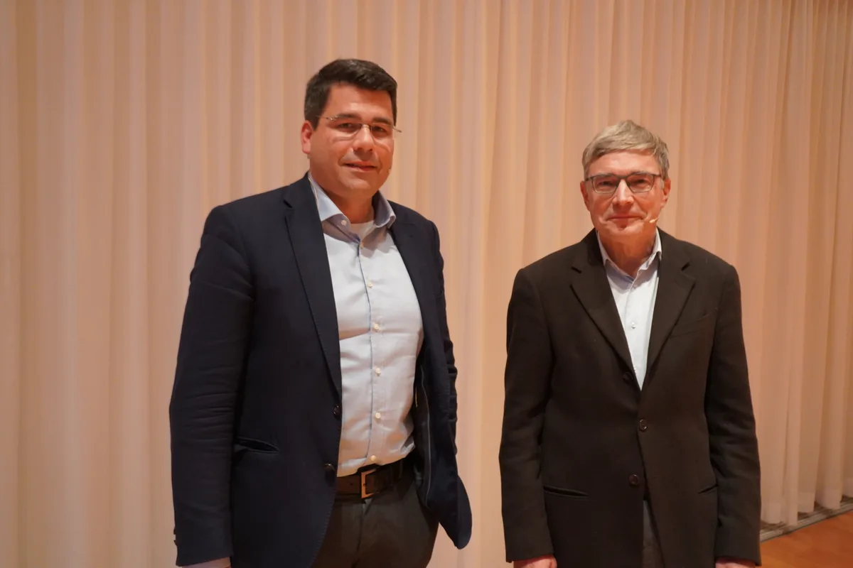 Im Stadthaussaal von Effretikon wurde über die Umzugspläne des Sozialdiensts des Bezirks Pfäffikon debattiert: Kantonsrat Paul von Euw (SVP) und der Präsident des Zweckverbandes Lukas Weiss (Grüne) kreuzten die Klingen.